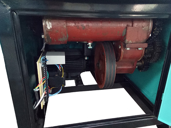 ثناية اسياخ التسليح مجهزة بثلاث سيور لنقل الحركة، حيث تساعد المستخدمين من الضبط السهل لسرعة الثني. 