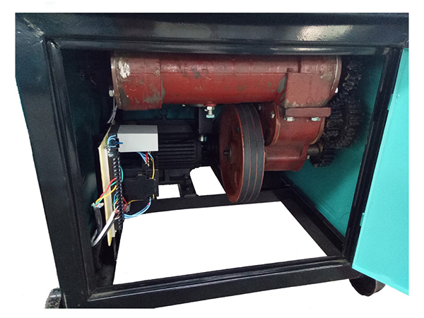 ماكينة الثني لقضبان التسليح تعتمد محرك بملفات النحاس لضمان الأداء العالي والتشغيل المستقر.