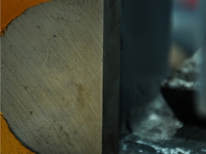 الشفرة المسطحة تحقق القطع لقضبان حديد التسليح بكفاءة عالية.