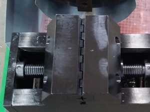 لقمة التثبيت بتركيبة حديد سباكة الصب تثبت قضيب التسليح وتتميز بالمتانة الفائقة وعمر الاستخدام الافتراضي الطويل.