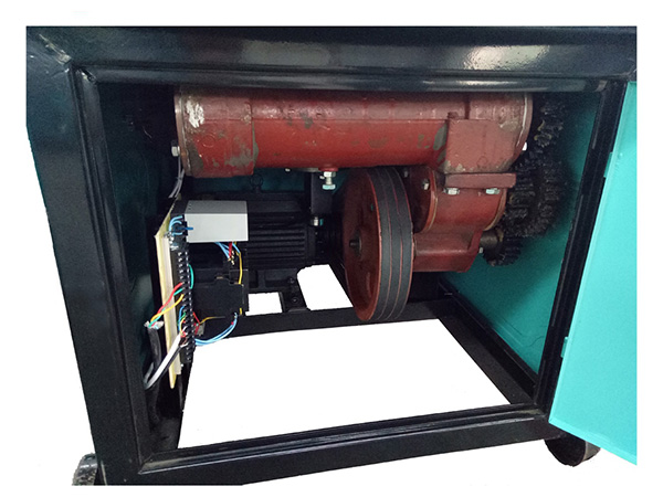 ماكينة ثني اسياخ التسليح تشغل باستخدام محرك بملفات نحاسية.