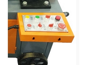 ماكينة قلوظة حديد التسليح الأوتوماتيكي تسعتمد نطام التحكم PLC لتنفيذ عمليات القلوظة المختلفة من خلال تشغيل زر واحد، يشمل التثبيت، ازالة الطبقة الخارجية، والقلوظة. 