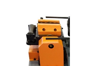 التركيبة الثابتة لمسك سيخ حديد التسليح.